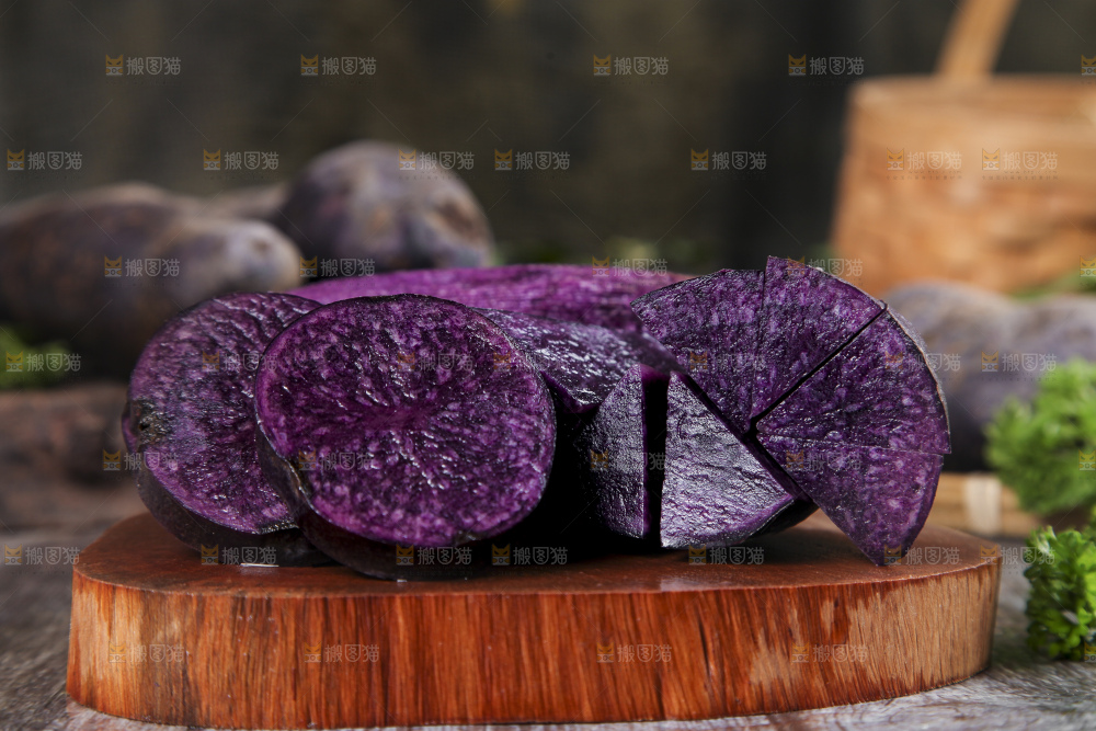 木板上的新鲜黑土豆