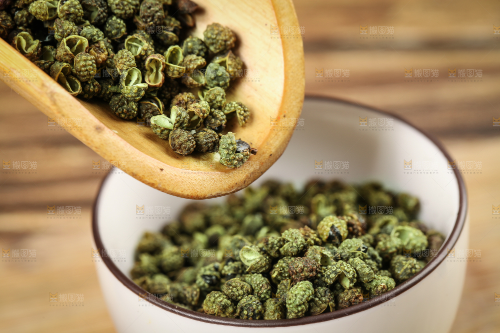木底上摆放着藤椒