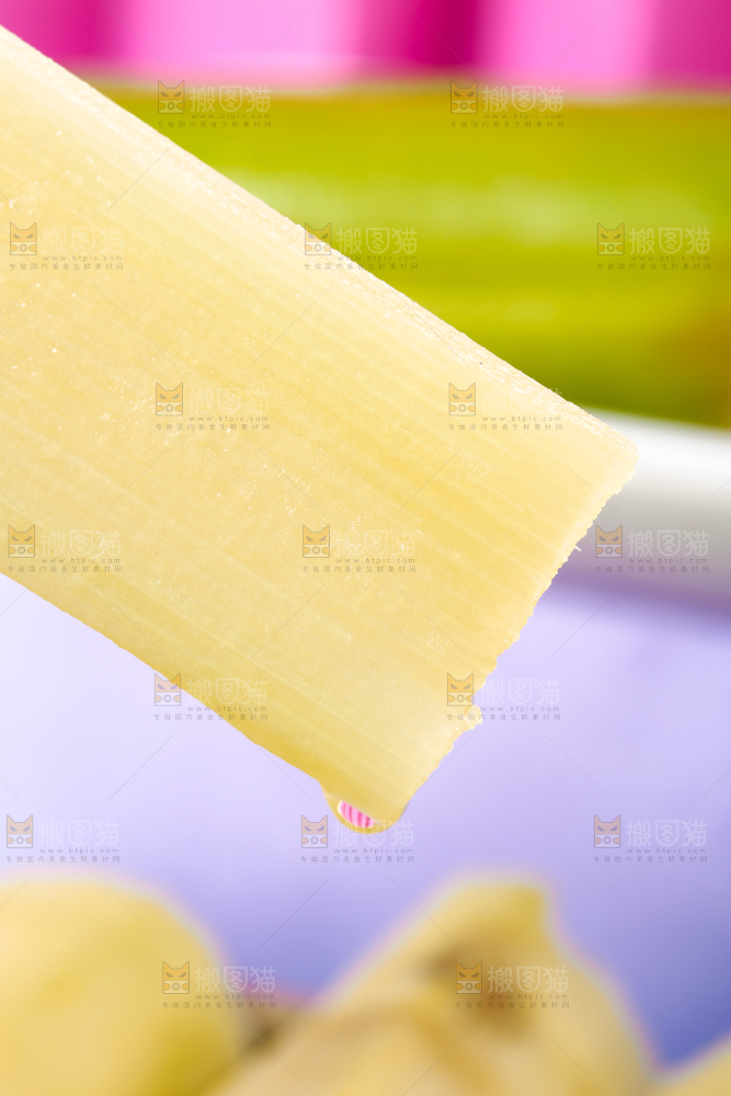 浅底上剥皮的陶山甘蔗