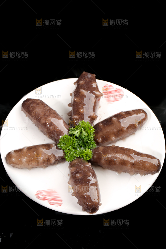 黑底上放着一盘海参