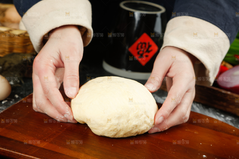 手拿面团