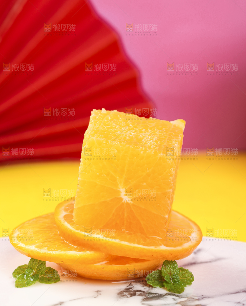 盘子里放着切开的贡柑