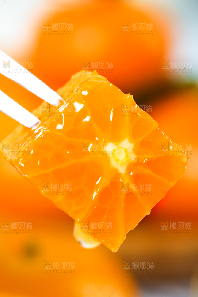 叉子叉着砂糖橘果肉