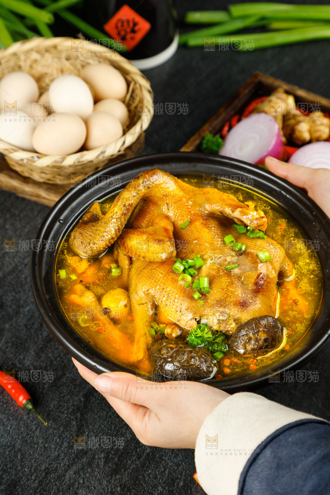 手端一碗香菇鸡汤