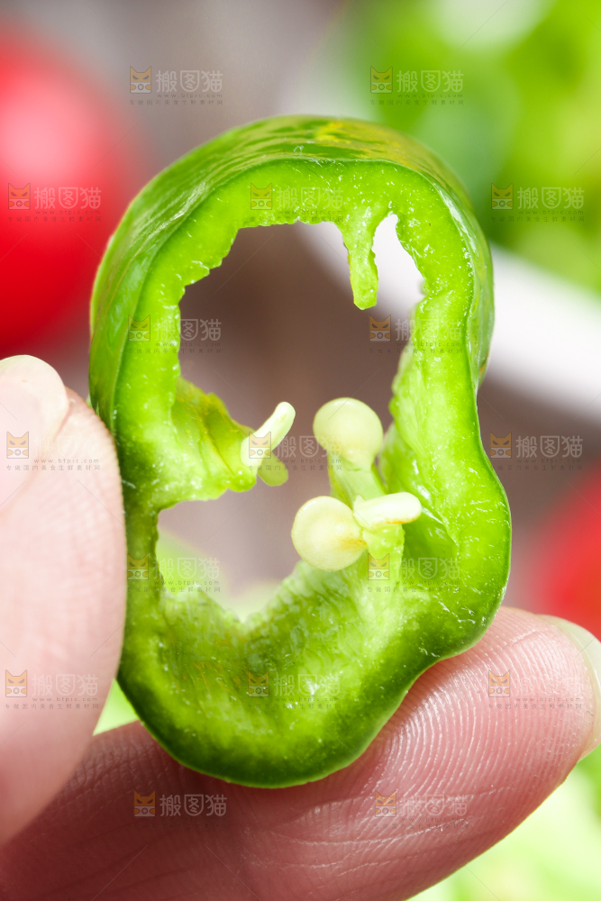 手拿青辣椒