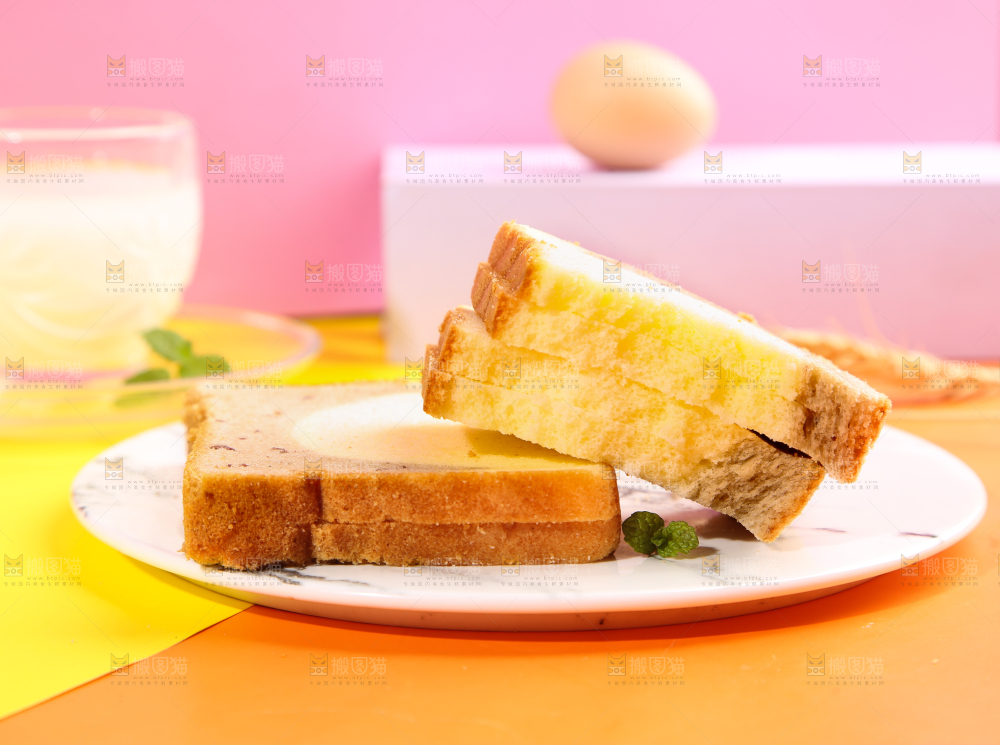 浅底上放着一盘红豆双拼吐司