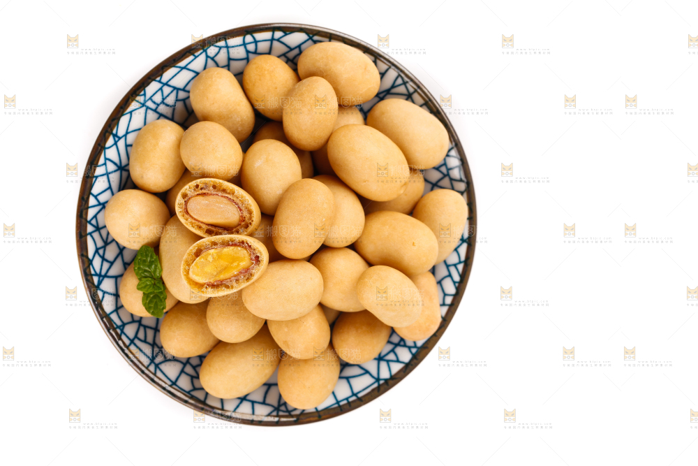 碟子里装着鱼皮花生