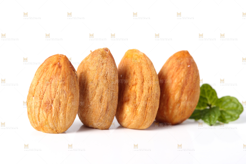 白底上的巴旦木