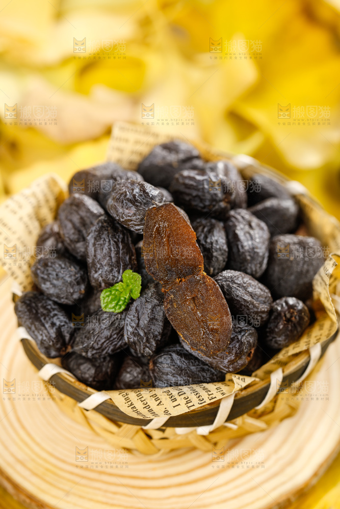 木底上放着一筐乌枣