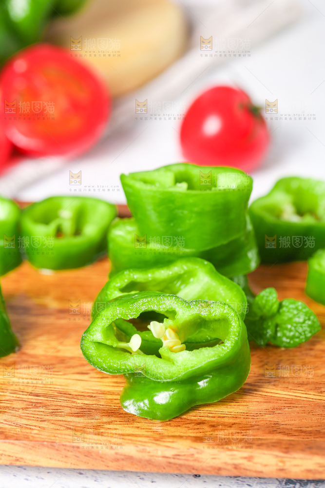 石板上放着一盘青辣椒