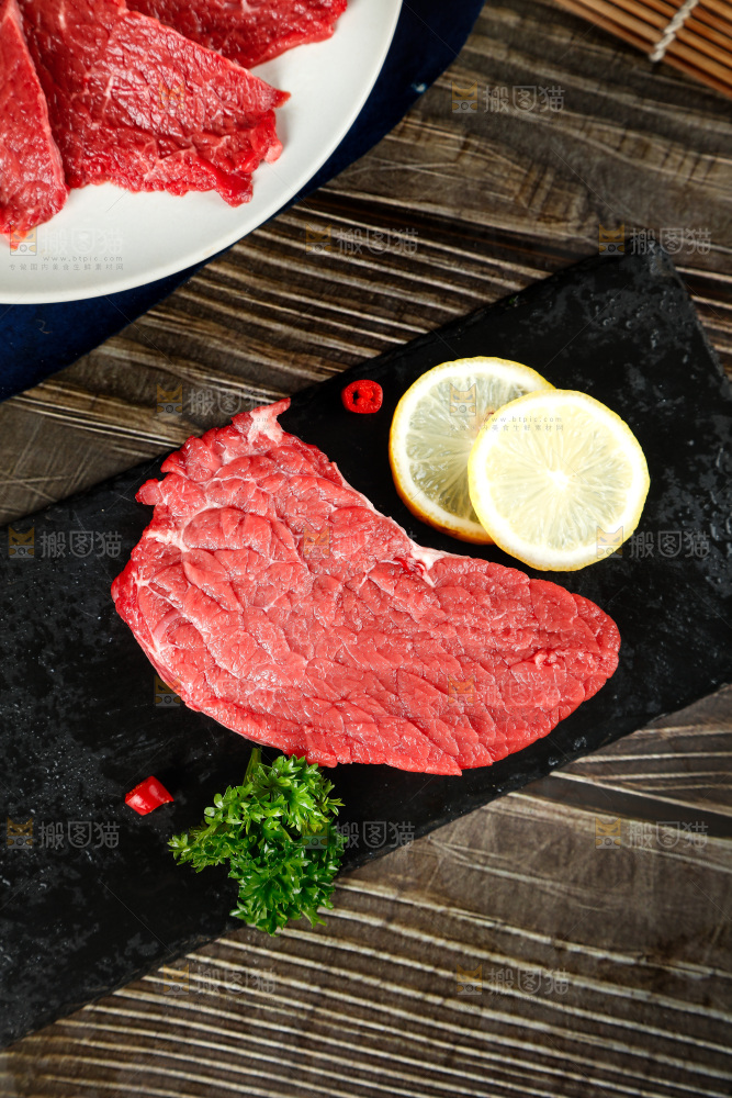 木底上放着一盘牛肉