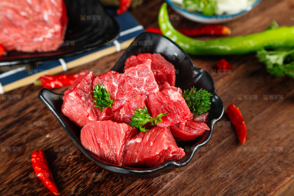 木底上放着一碗鲜牛肉