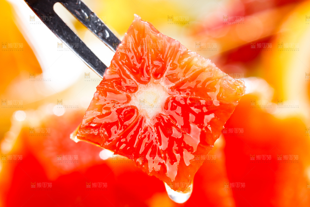 叉子叉着红心葡萄柚果肉