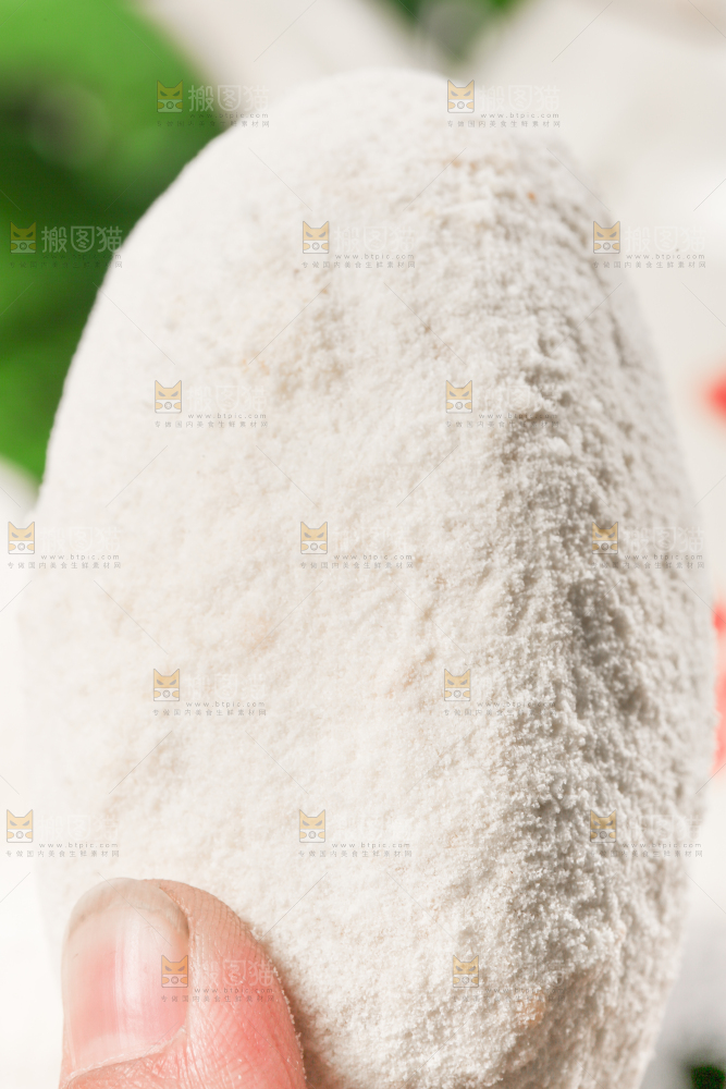 手里拿着雪枣