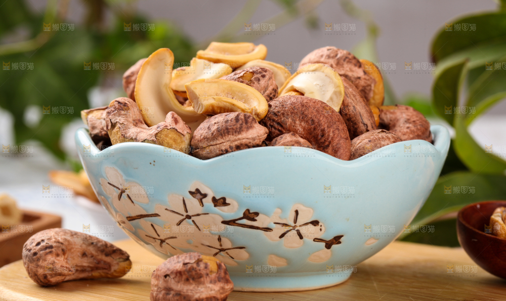 木板上放着一碗炭烧腰果