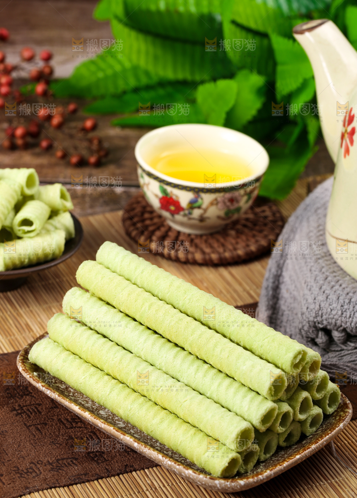 盘子里放着抹茶卷