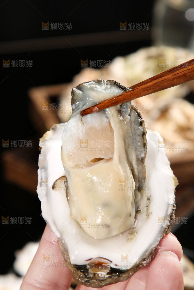 手拿生蚝