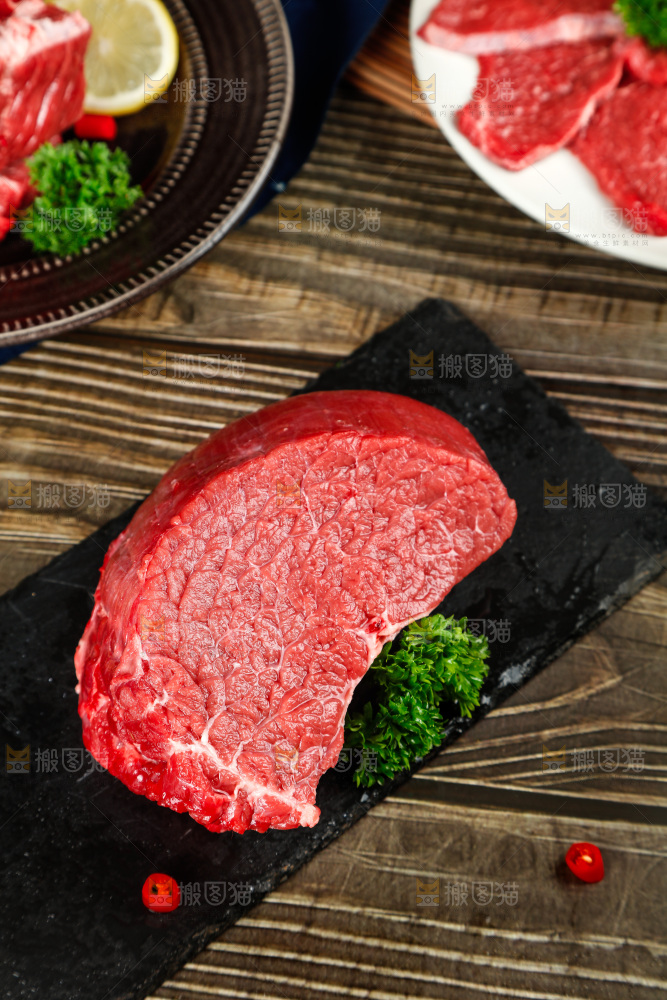 木底上放着一盘牛肉