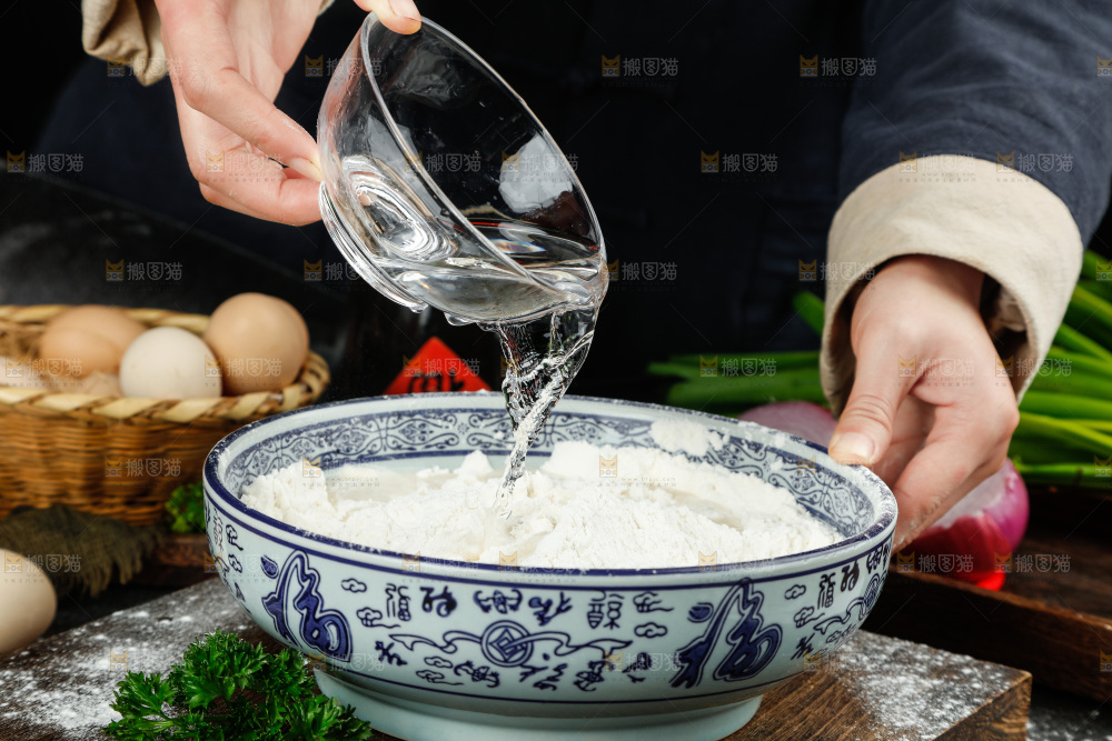 木底上放着一碗小麦面粉