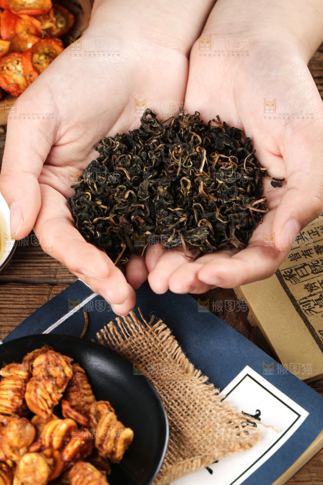 手里捧着茶叶