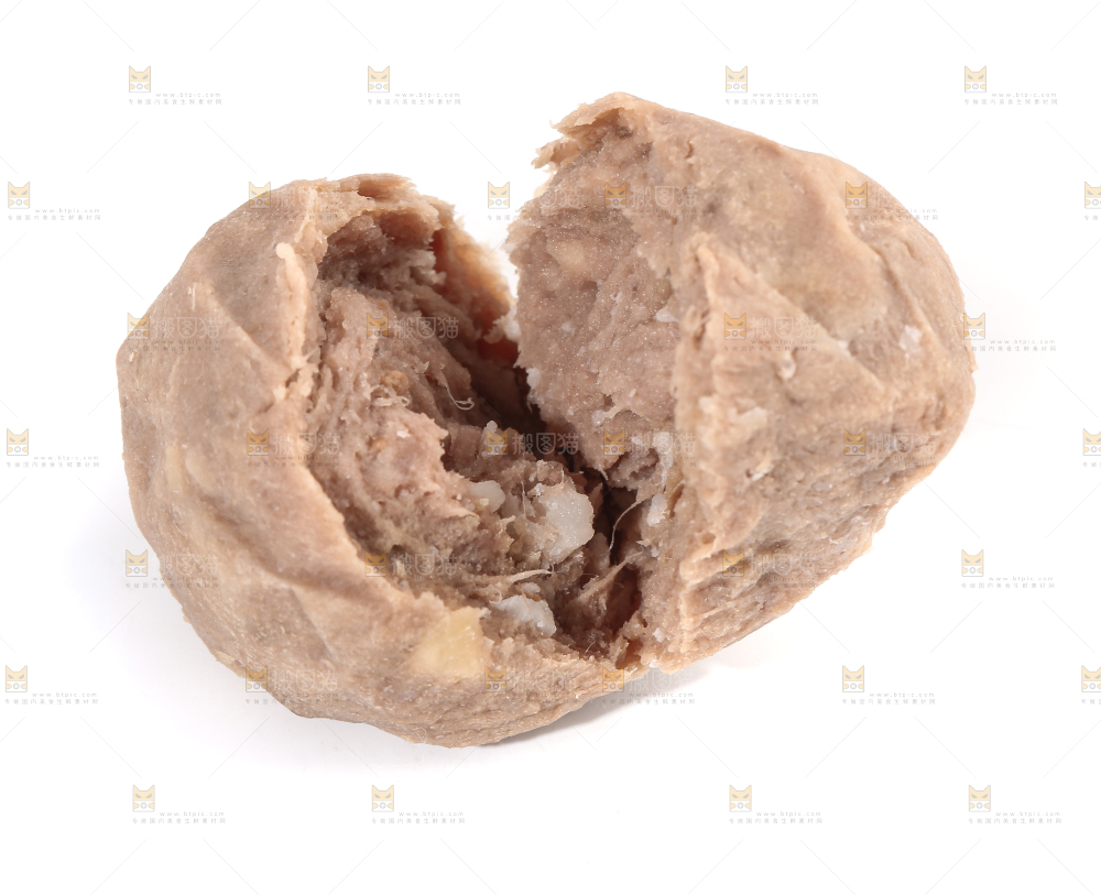 白底上放着掰开的牛肉丸