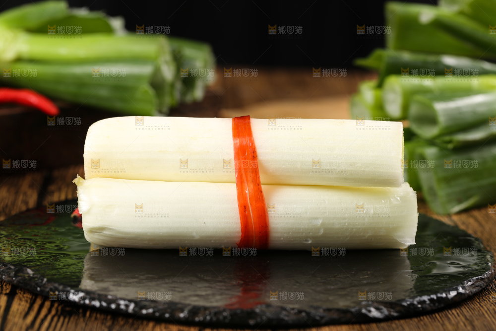 黑底上放着一捆山东大葱