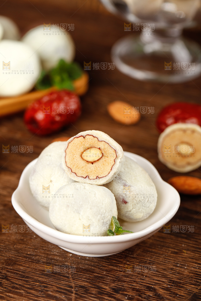 木底放着一碗杏仁奶枣