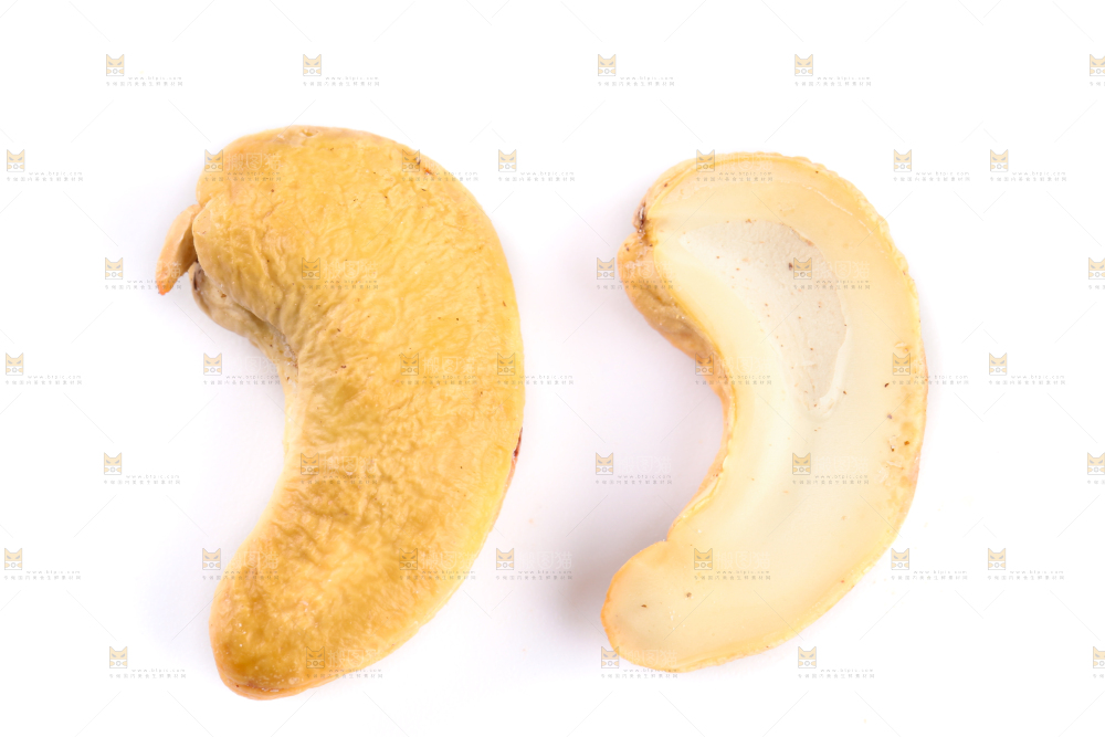 白底上剥皮的腰果