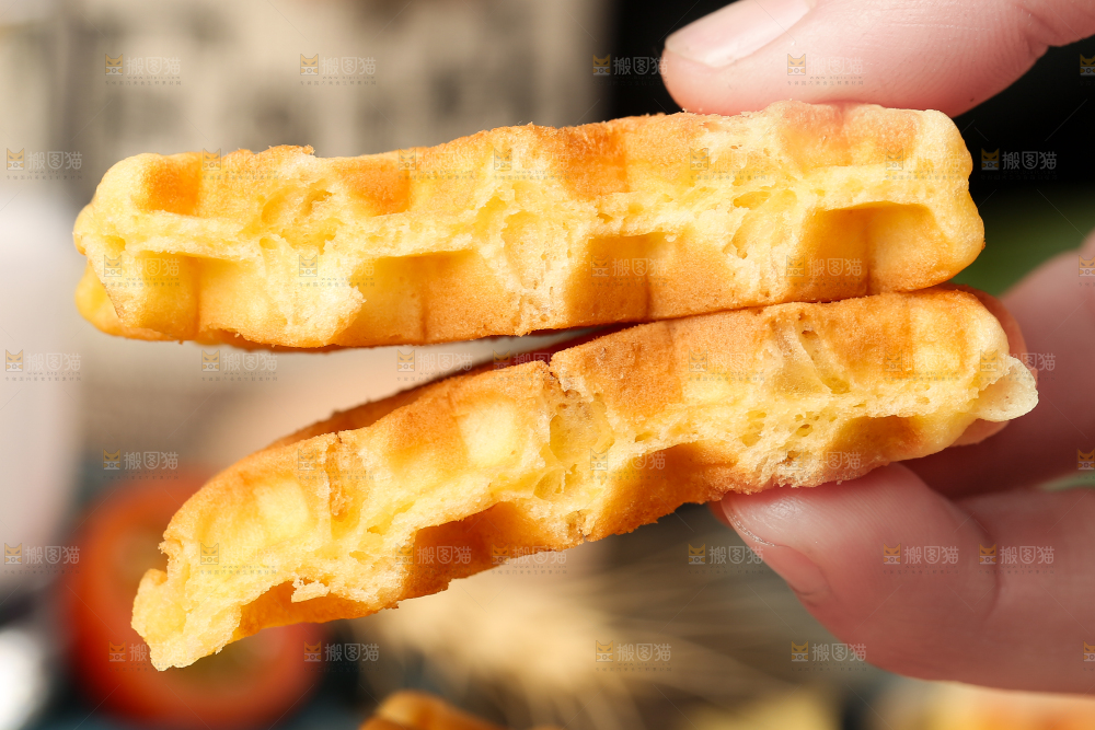 手拿华夫饼蛋糕