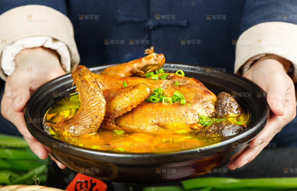 手端一碗香菇鸡汤