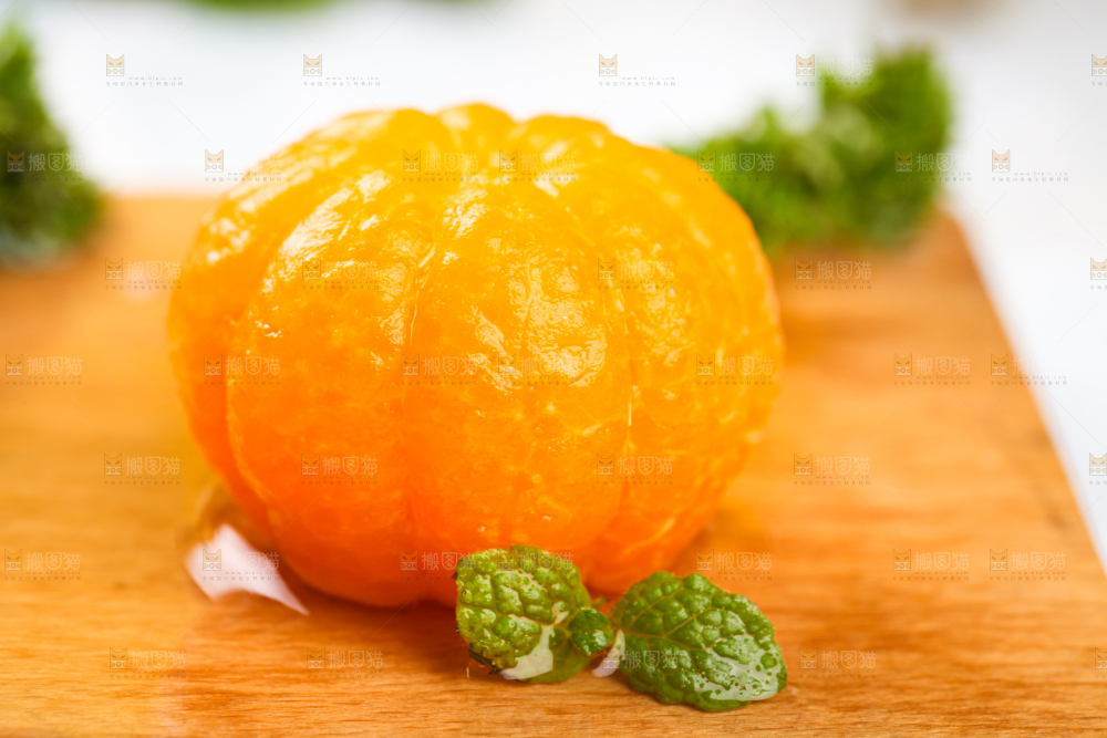 木底上放着剥皮的清香蜜桔