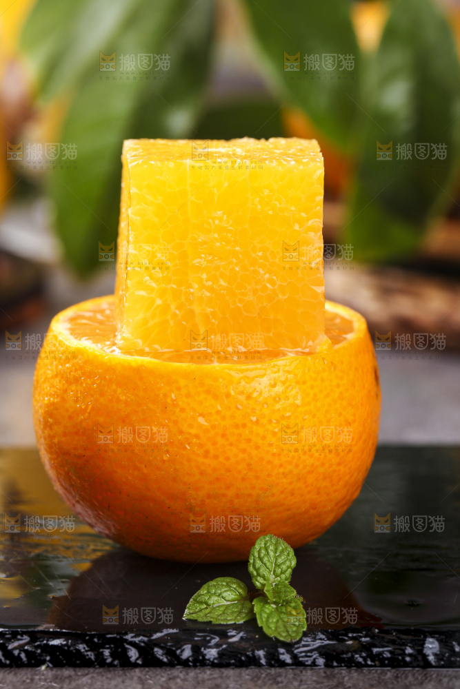 切开的皇帝柑放在黑石板上