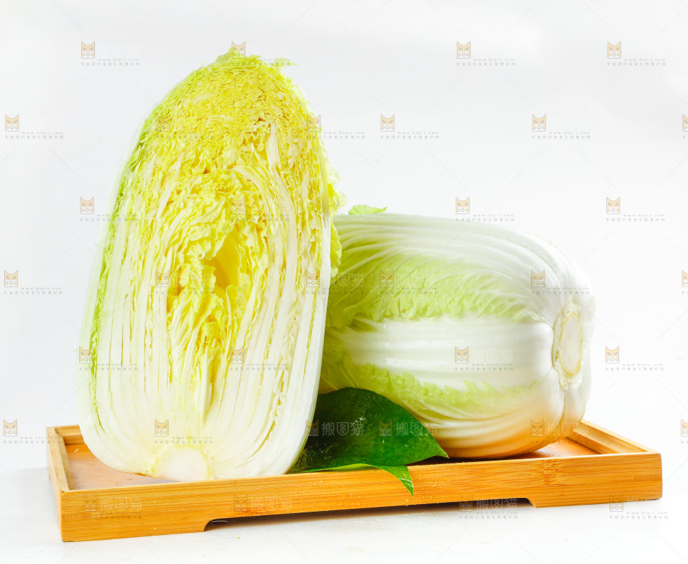 一盘大白菜放在白底上