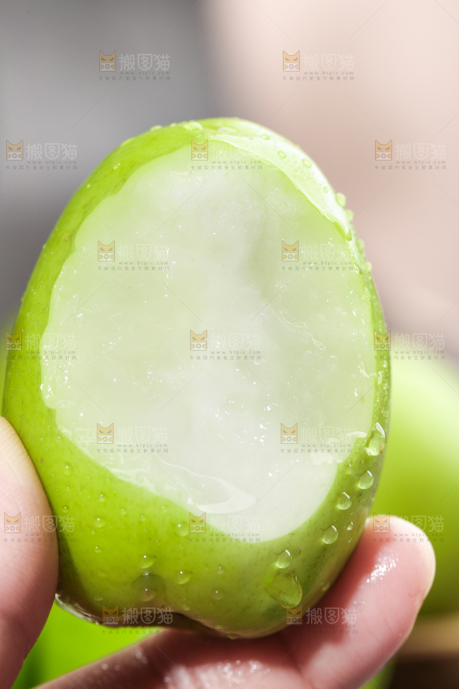 手拿牛奶枣