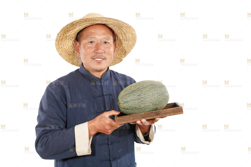 农民手里拿着哈蜜瓜