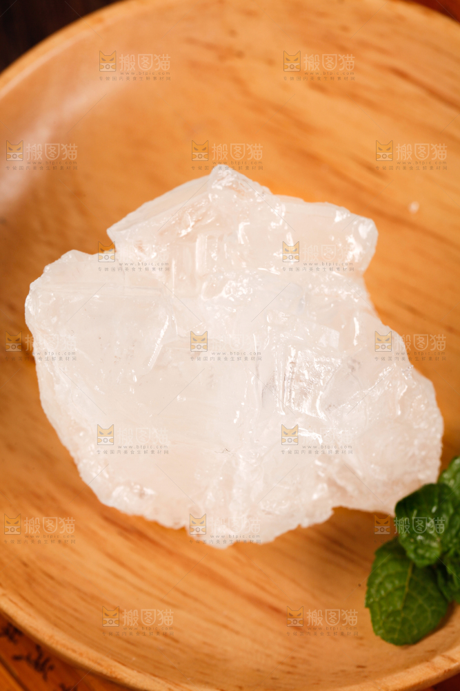 碟子里放着冰糖块