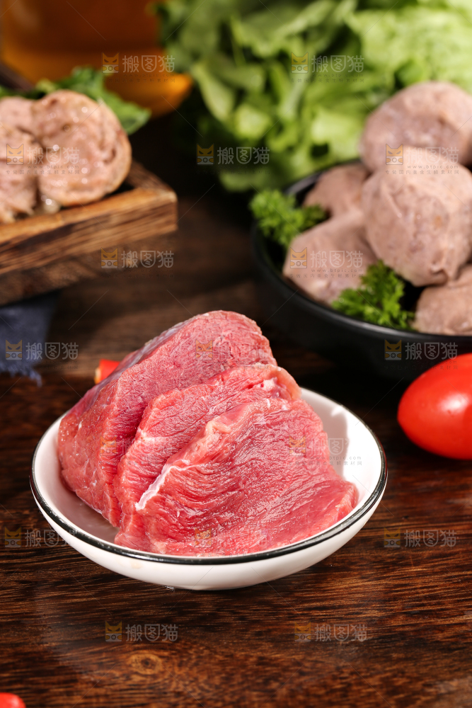 木底上放着一碟鲜牛肉
