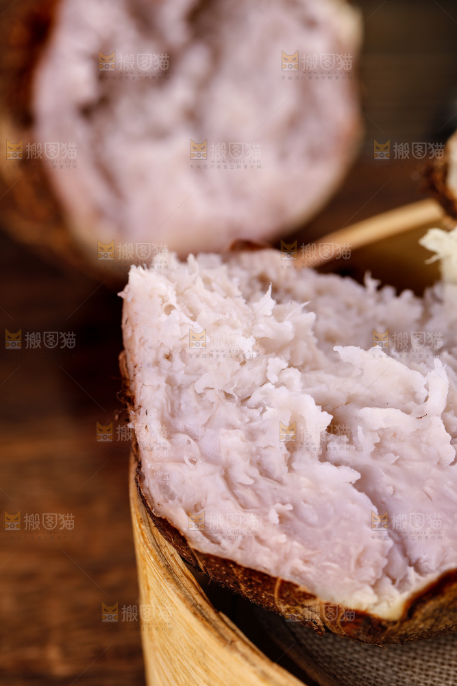 木底上摆放着芋头