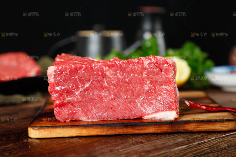 木板上放着一块鲜牛肉