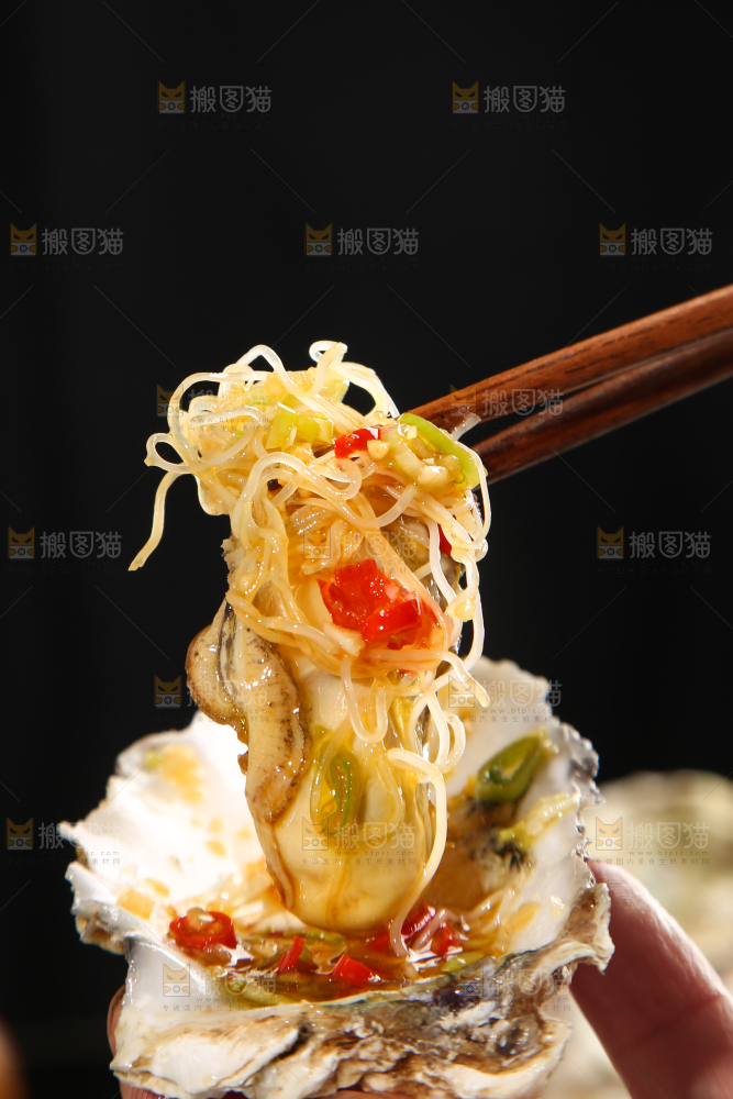 筷子夹着生蚝粉丝
