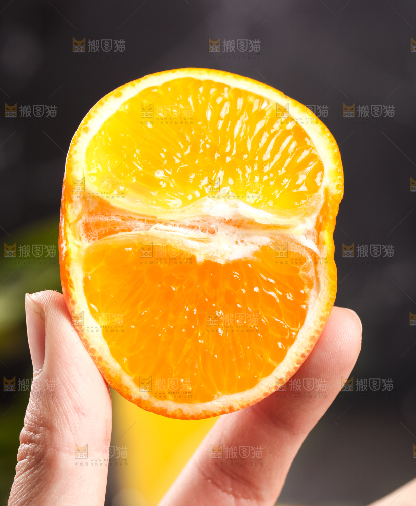 手拿切开的沃柑