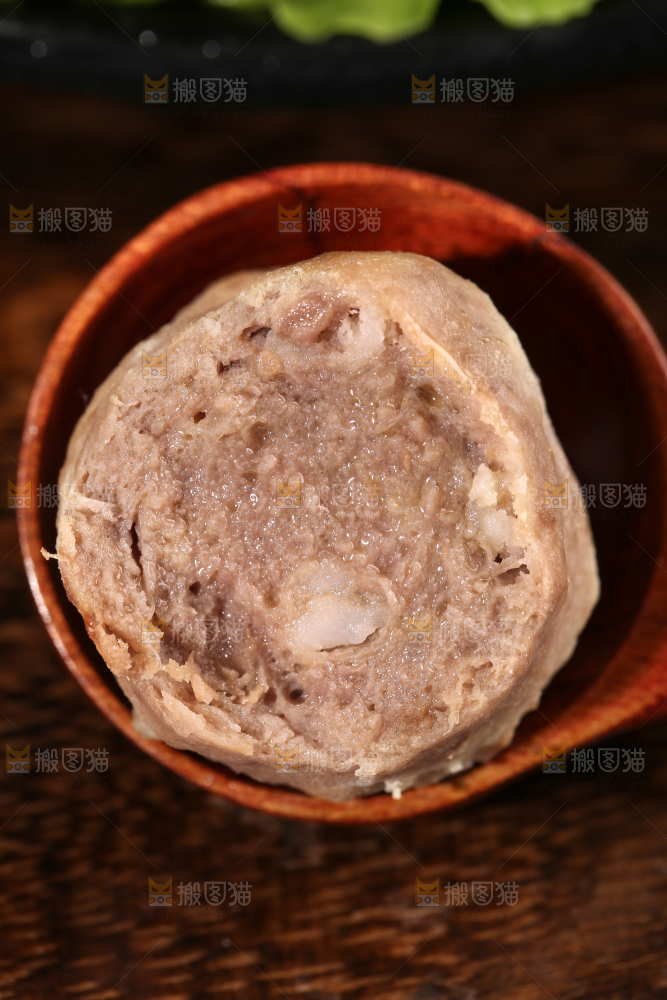 勺子里的牛筋丸