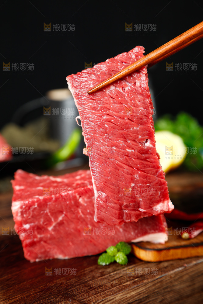 筷子夹着牛肉片