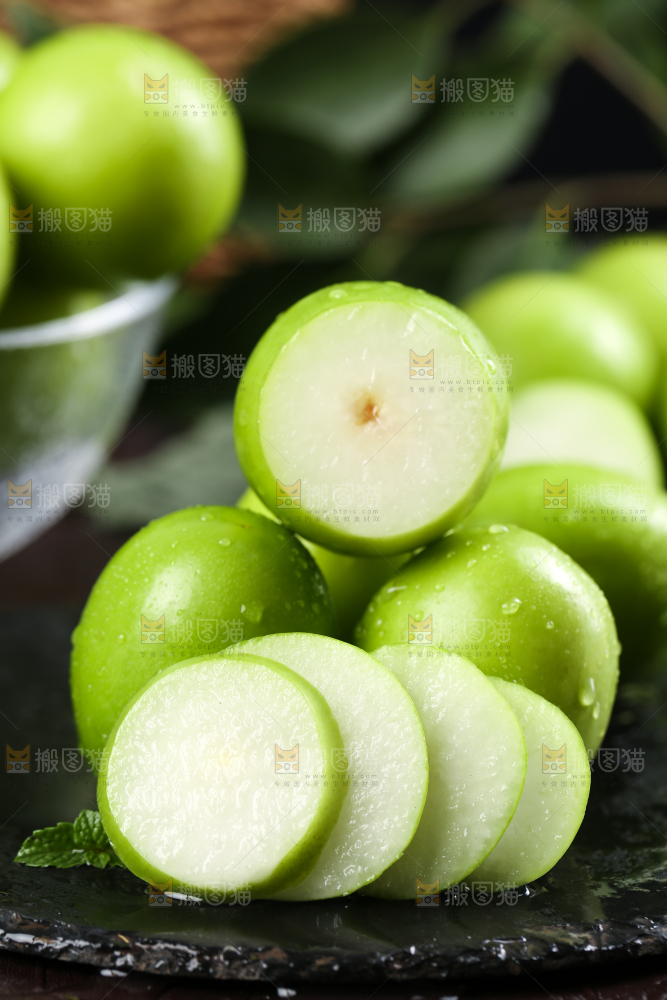 黑底上放着切开的牛奶大青枣