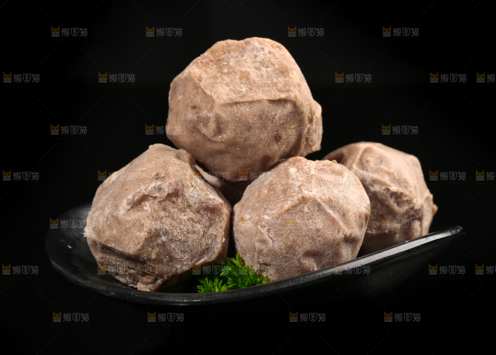 一盘潮汕牛肉丸放在黑底上
