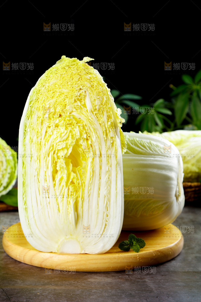 板上放着切开的大白菜