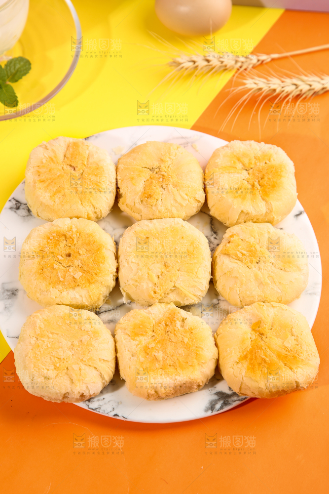 浅底上放着一盘苏式月饼