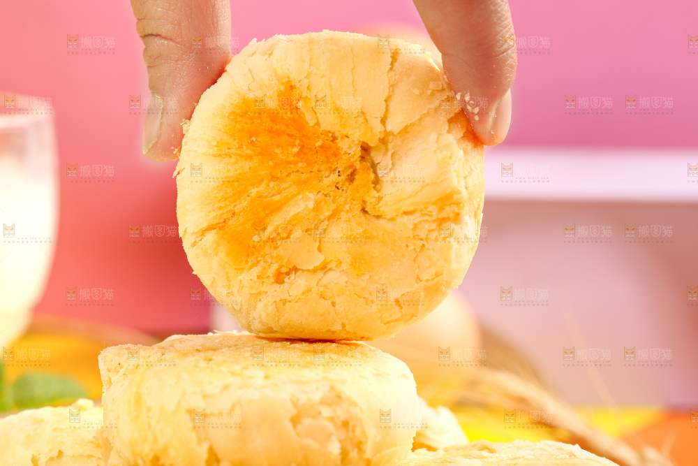 手拿苏式月饼