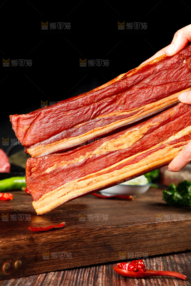 手拿腊肉