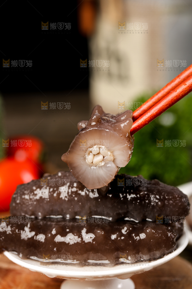 筷子夹着海参